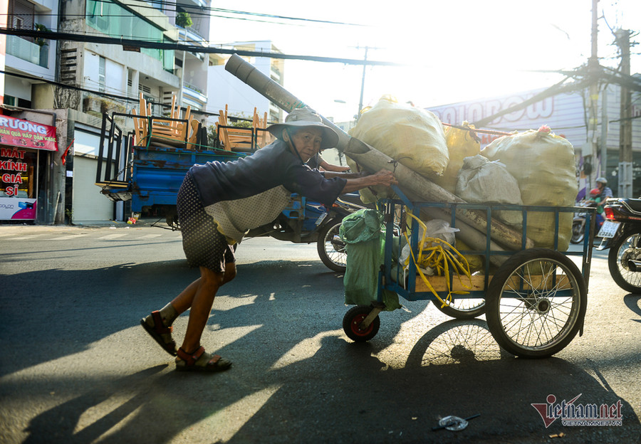 Những người phụ nữ nhặt ve chai ở Sài Gòn nuôi con đậu đại học