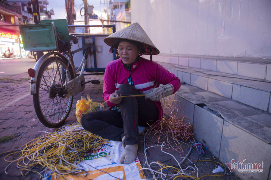 Những người phụ nữ nhặt ve chai ở Sài Gòn nuôi con đậu đại học