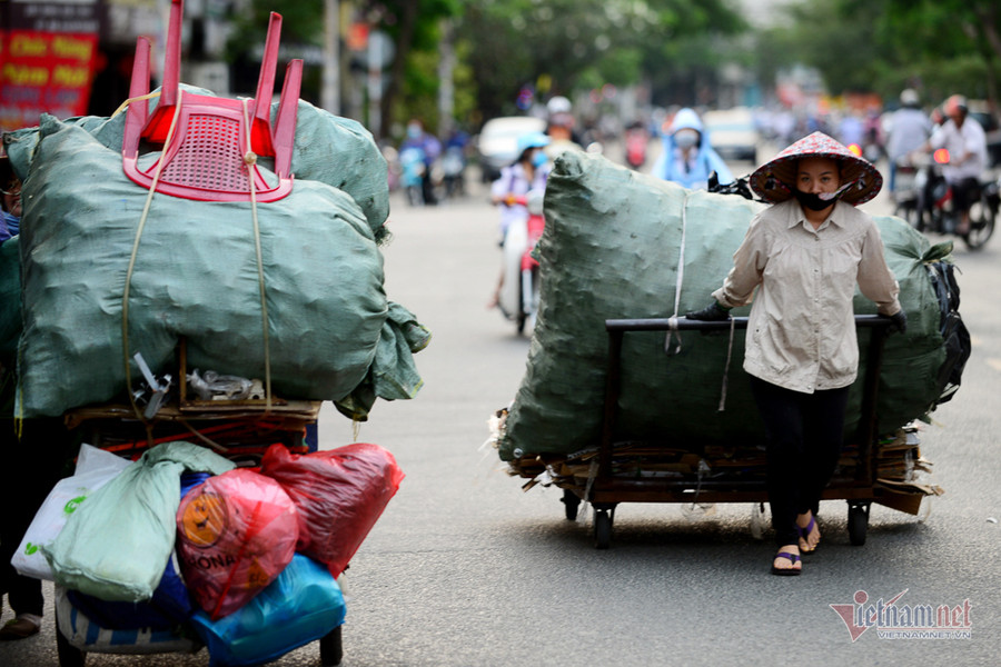 Những người phụ nữ nhặt ve chai ở Sài Gòn nuôi con đậu đại học