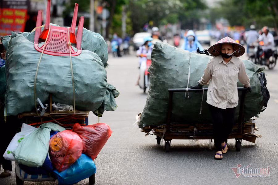 Những người phụ nữ nhặt ve chai ở Sài Gòn nuôi con đậu đại học
