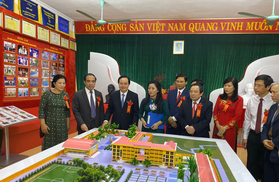 Bộ trưởng Phùng Xuân Nhạ thăm phòng truyền thống của trường THPT Nguyễn Văn Huyên