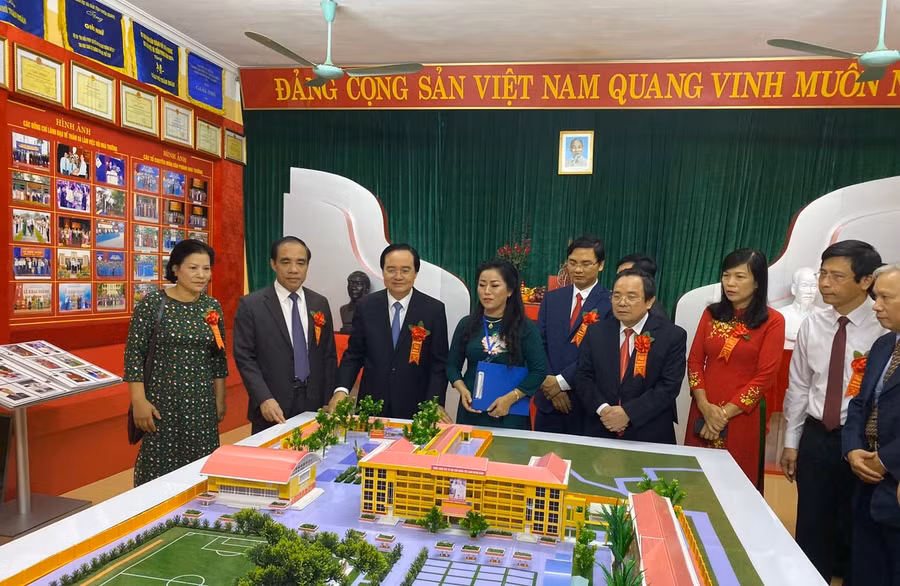 Bộ trưởng Phùng Xuân Nhạ thăm phòng truyền thống của trường THPT Nguyễn Văn Huyên