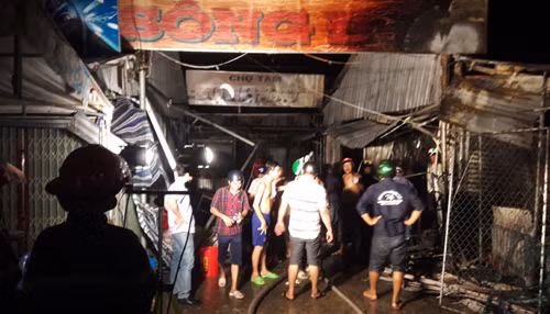 Đám cháy được dập tắt sau một giờ. Ảnh: Trần Quốc.