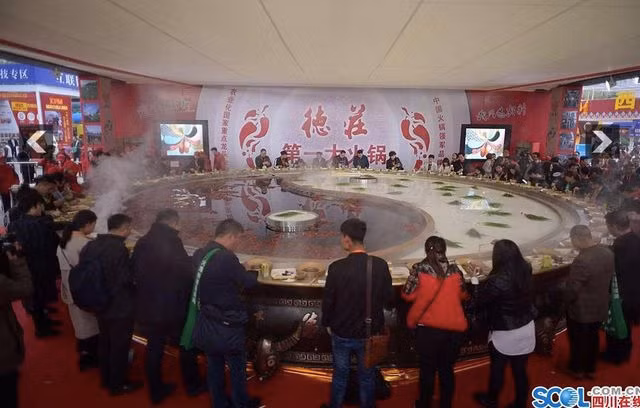 Nồi lẩu siêu to khổng lồ nặng 13 tấn, lớn như bể bơi - 4