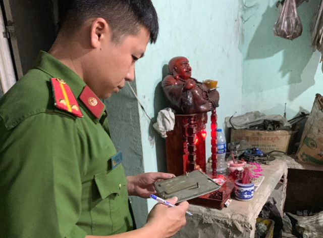 Cảnh sát tạm giữ nhiều xe “quái dị” khi đột kích bất ngờ một tiệm sửa xe - 7 Cảnh sát tạm giữ nhiều xe “quái dị” khi đột kích bất ngờ một tiệm sửa xe - 7