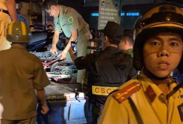 Cảnh sát tạm giữ nhiều xe “quái dị” khi đột kích bất ngờ một tiệm sửa xe - 17