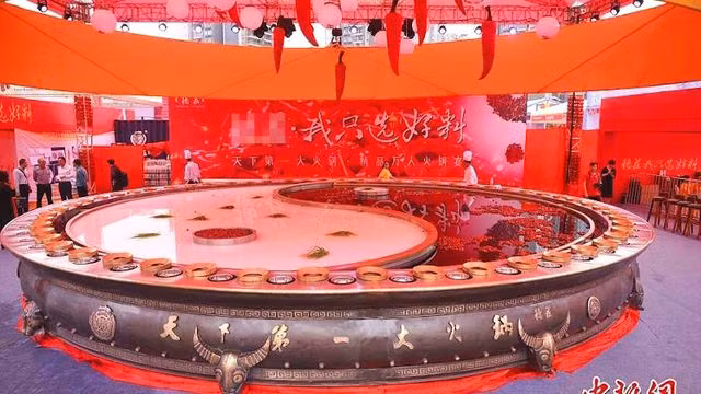 Nồi lẩu “siêu to khổng lồ” nặng 13 tấn.