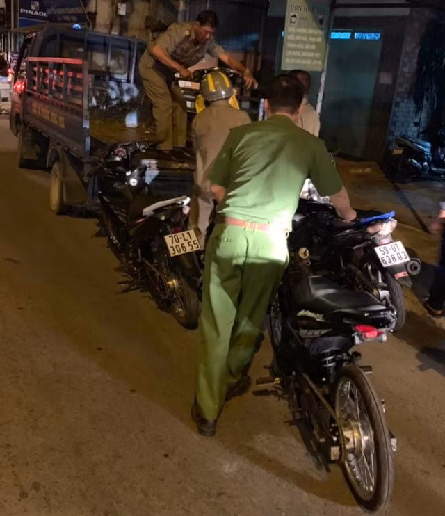 Cảnh sát tạm giữ nhiều xe “quái dị” khi đột kích bất ngờ một tiệm sửa xe - 11