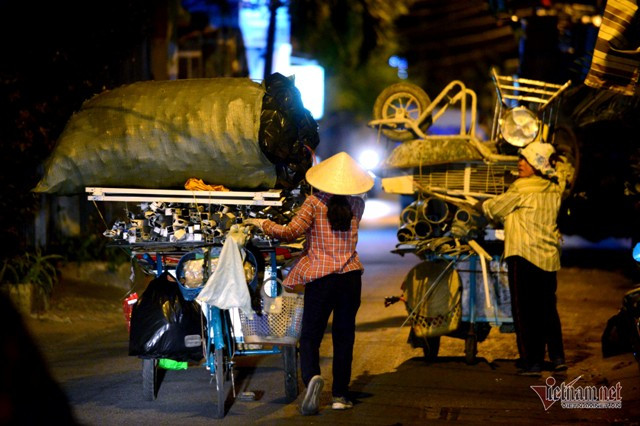 Những người phụ nữ nhặt ve chai ở Sài Gòn nuôi con đậu đại học ảnh 14