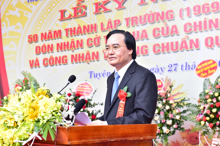 Bộ trưởng Phùng Xuân Nhạ phát biểu tại Lễ kỷ niệm 50 năm thành lập Trường THPT Nguyễn Văn Huyên, tỉnh Tuyên Quang.