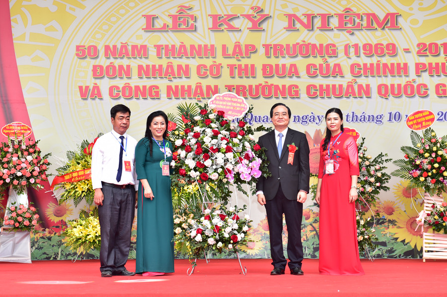 Bộ trưởng tặng lẵng hoa tươi thắm cho Ban giám hiệu trường THPT Nguyễn Văn Huyên