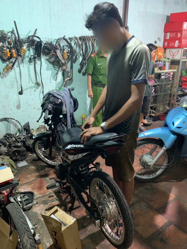 Cảnh sát tạm giữ nhiều xe “quái dị” khi đột kích bất ngờ một tiệm sửa xe - 6 Cảnh sát tạm giữ nhiều xe “quái dị” khi đột kích bất ngờ một tiệm sửa xe - 6