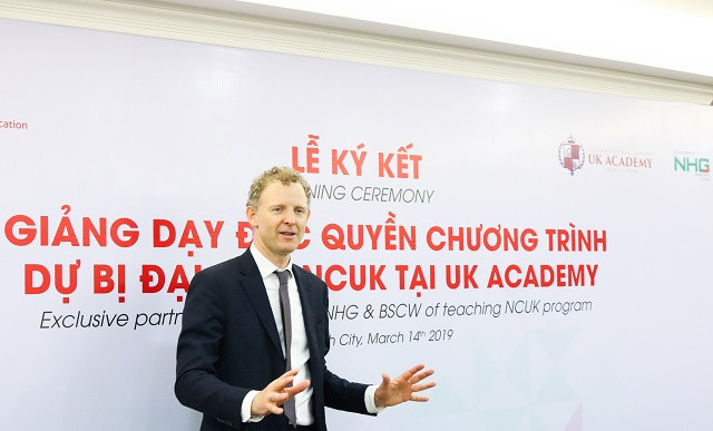 Ông Steve Philips- Giám đốc điều hành BSCW chia sẻ về việc ký kết hợp tác độc quyền với Tập đoàn Giáo dục Nguyễn Hoàng. Ông Steve Philips- Giám đốc điều hành BSCW chia sẻ về việc ký kết hợp tác độc quyền với Tập đoàn Giáo dục Nguyễn Hoàng.