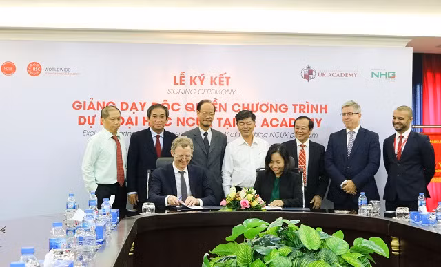 Hai bên cùng nhau thực hiện lễ ký kết hợp tác.