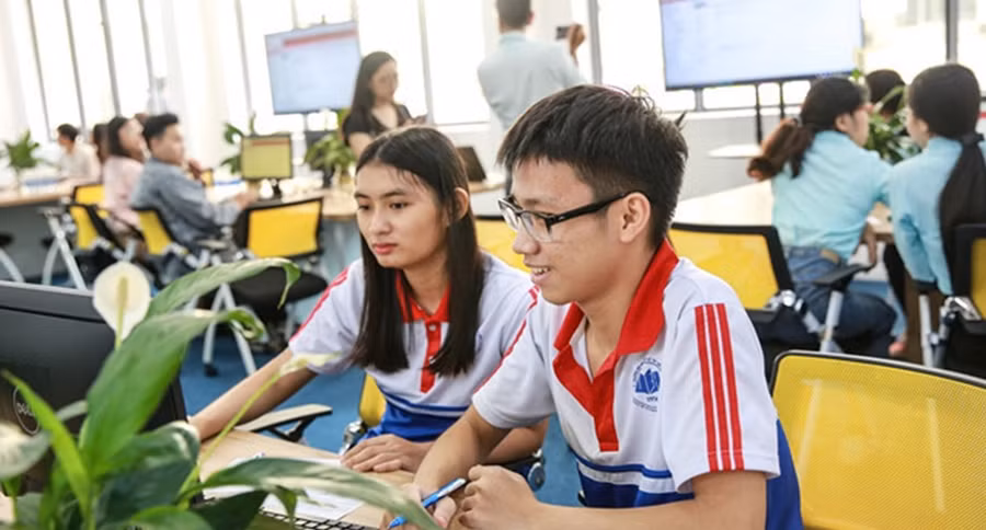 Sinh viên UEH trong một giờ học và nghiên cứu