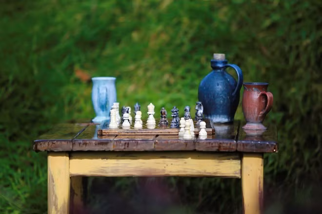 Du khách có thể ngắm nghía bàn cờ vua, nơi những người lùn ngồi chơi hàng ngày.