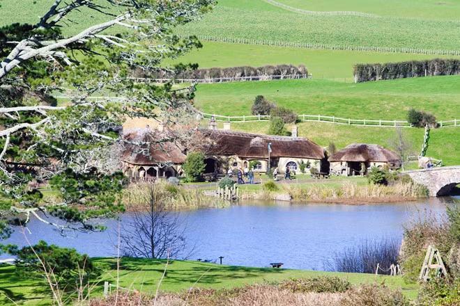 Càng đi vào sâu, du khách như lạc vào xứ thần tiên, với những ngôi nhà nhỏ chen trong khung cảnh thiên nhiên tuyệt đẹp.