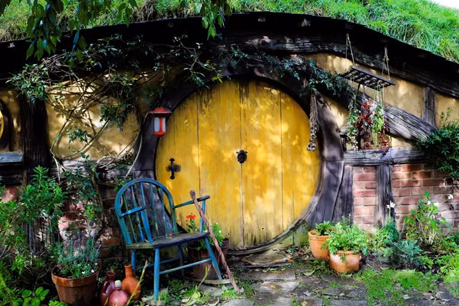 Sự hòa trộn giữa kiến trúc và thiên nhiên tạo nên một bức tranh nửa thực nửa hư. Do ngôi nhà được xây dưới lòng đất, không khí bên trong luôn mát mẻ.