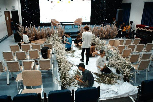 Công tác chuẩn bị, bố trí sân khấu của sinh viên chuyên nghiệp không khác gì sự kiện thật