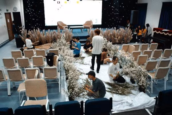 Công tác chuẩn bị, bố trí sân khấu của sinh viên chuyên nghiệp không khác gì sự kiện thật