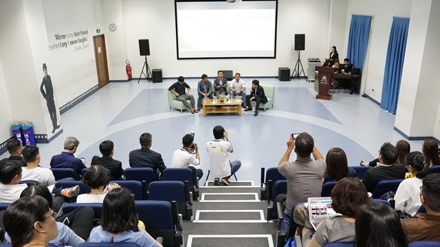 Ban tổ chức, khách mời đối thoại với sinh viên trong lễ ra mắt cuộc thi khởi nghiệp GenX