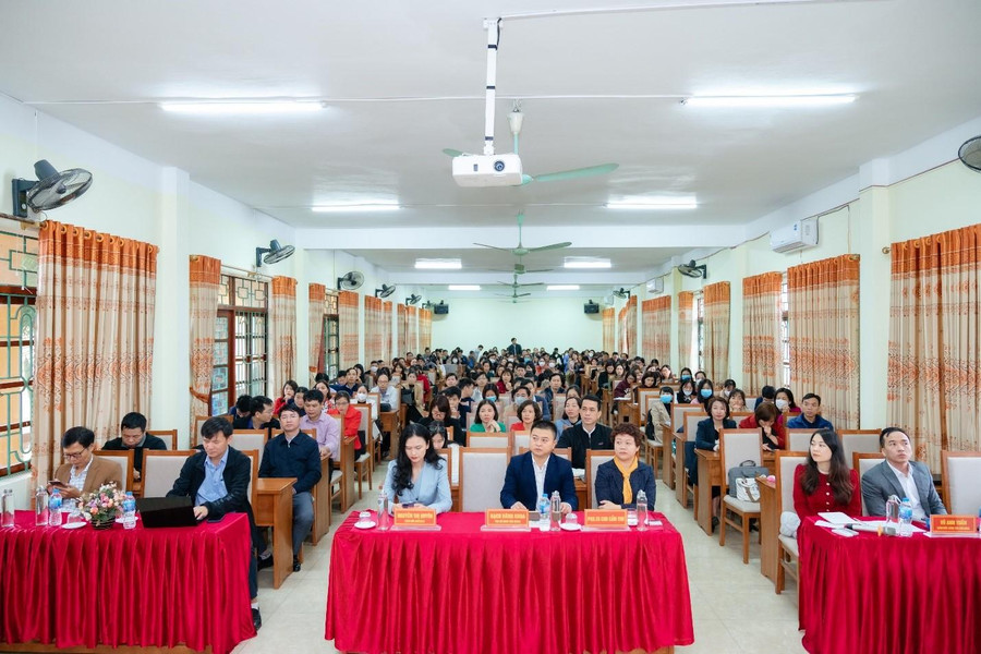 Các đại biểu và khách mời tham dự chương trình. Các đại biểu và khách mời tham dự chương trình.