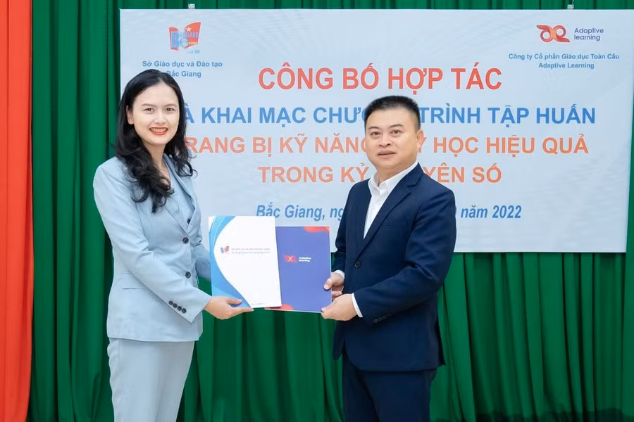 Đại diện Sở GD&amp;ĐT Bắc Giang và Công ty Cổ phần Giáo dục Toàn Cầu Adaptive Learning công bố sự hợp tác giữa hai bên.