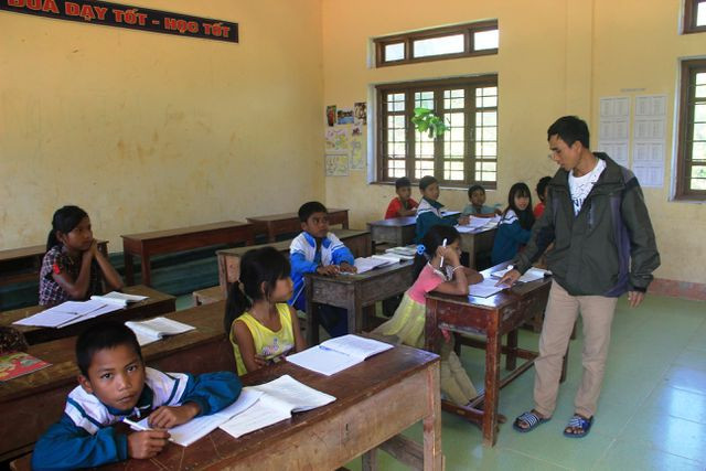 Thầy, cô giáo phải bám bản, bám học sinh để kéo các em đến trường. Thầy, cô giáo phải bám bản, bám học sinh để kéo các em đến trường.