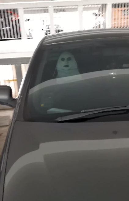 Đi lấy xe trong bãi đỗ, người đàn ông suýt ngất vì thấy “chị Valak” ngồi trong ô tô trước khi phát hiện ra sự thật đằng sau ảnh 2