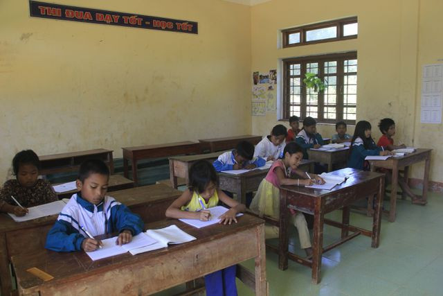 Các em đều chăm ngoan, có ý thức cố gắng trong học tập. Các em đều chăm ngoan, có ý thức cố gắng trong học tập.