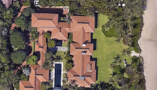 Bất động sản khổng lồ ở Palm Beach (Florida), được bán với giá 99,1 triệu USD vào năm 2019. Căn nhà được hoàn thành năm 2000. Năm 2017, chủ sở hữu hiện tại mua nhà với giá 77 triệu USD. Ảnh: Google Earth.