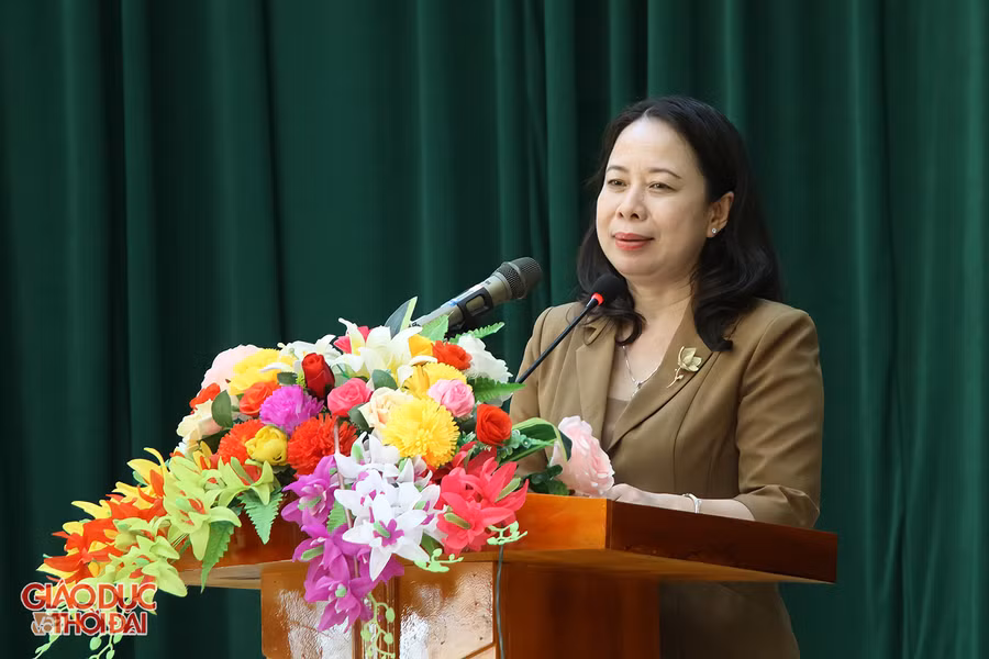 Phó Chủ tịch nước Võ Thị Ánh Xuân phát biểu tại buổi làm việc với chính quyền và nhân dân xã Kim Liên.