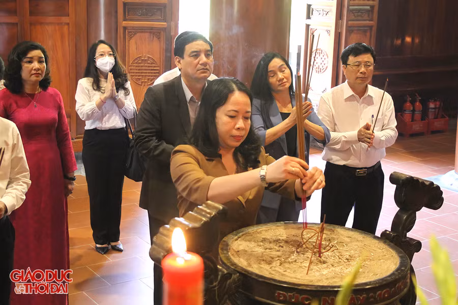 Phó Chủ tịch nước Võ Thị Ánh Xuân và Đoàn công tác dâng hoa, dâng hương tưởng niệm Chủ tịch Hồ Chí Minh.