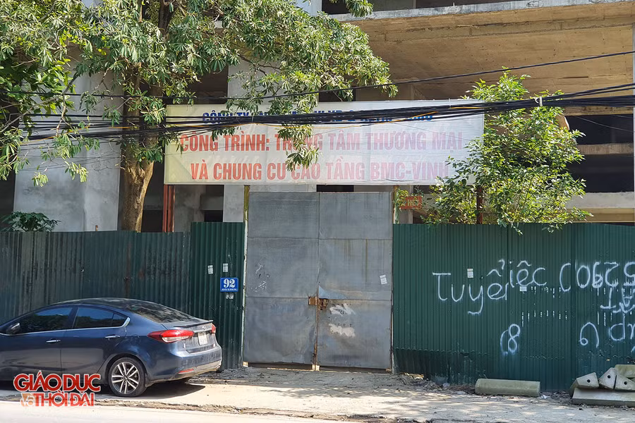 Vì vướng dự án nên mương nước, vỉa hè của tuyến đường không được đầu tư, sửa sang.