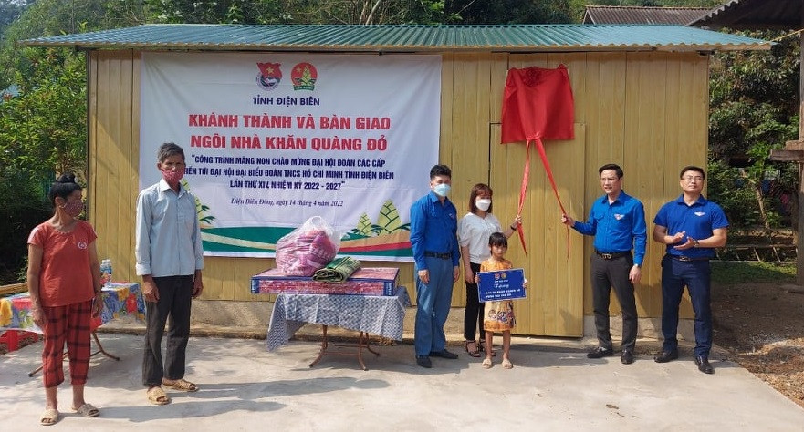 Ngôi nhà khăn quàng đỏ được bàn giao cho em Quàng Thị Hoài Nhi.