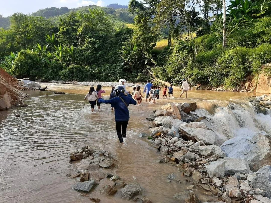 Những ngày lội suối đón học sinh đến trường tại bản Pha Bu, xã Pa Ủ.