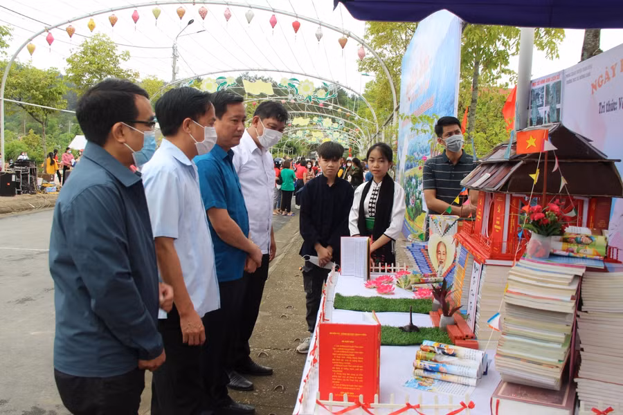 Các đại biểu tham quan các gian trung bày tại Ngày hội