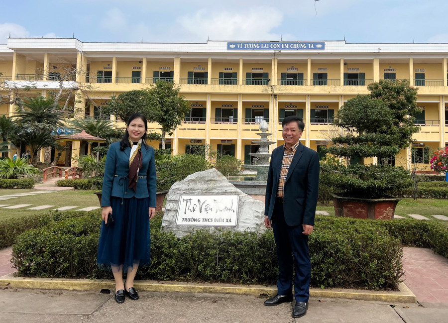 Ông Đoàn Quang Vụ - Trưởng Phòng GD&amp;ĐT huyện Nam Trực và cô Bùi Thị Hải Vân - Trưởng Phòng GD&amp;ĐT huyện Bảo Thắng (Lào Cai) về thăm trường.