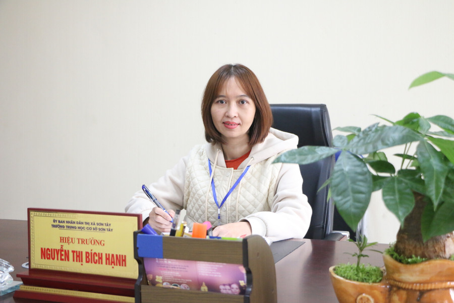 Cô Nguyễn Thị Bích Hạnh - Hiệu trưởng Trường THCS Sơn Tây, thị xã Sơn Tây, Hà Nội. Cô Nguyễn Thị Bích Hạnh - Hiệu trưởng Trường THCS Sơn Tây, thị xã Sơn Tây, Hà Nội.