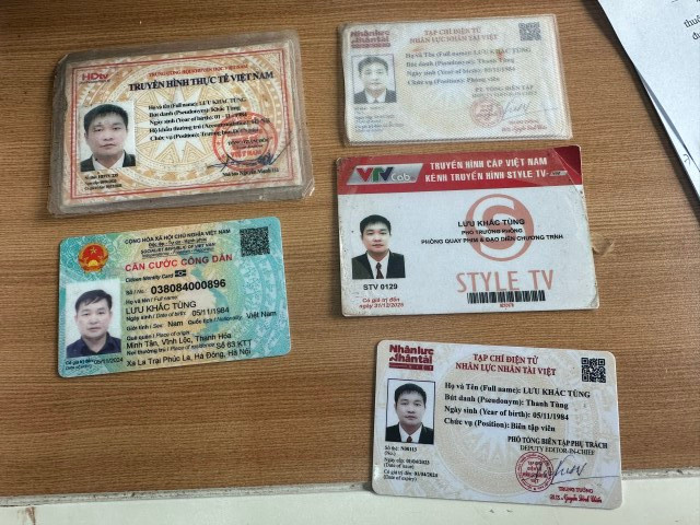 Một số giấy tờ lực lượng chức năng thu giữ khi khám xét nơi ở của Tùng. (Ảnh: CANA) Một số giấy tờ lực lượng chức năng thu giữ khi khám xét nơi ở của Tùng. (Ảnh: CANA)