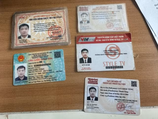 Một số giấy tờ lực lượng chức năng thu giữ khi khám xét nơi ở của Tùng. (Ảnh: CANA)