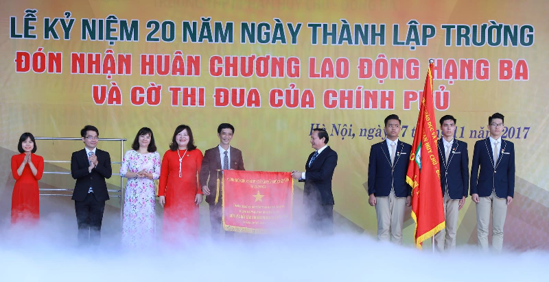 Ông Lương Hồng Quang, Vụ trưởng Vụ Thi đua khen thưởng Văn phòng Chủ tịch nước trao Cờ Thi đua của Chính phủ Ông Lương Hồng Quang, Vụ trưởng Vụ Thi đua khen thưởng Văn phòng Chủ tịch nước trao Cờ Thi đua của Chính phủ