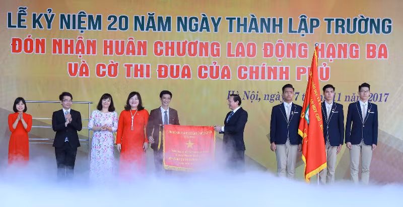 Ông Lương Hồng Quang, Vụ trưởng Vụ Thi đua khen thưởng Văn phòng Chủ tịch nước trao Cờ Thi đua của Chính phủ