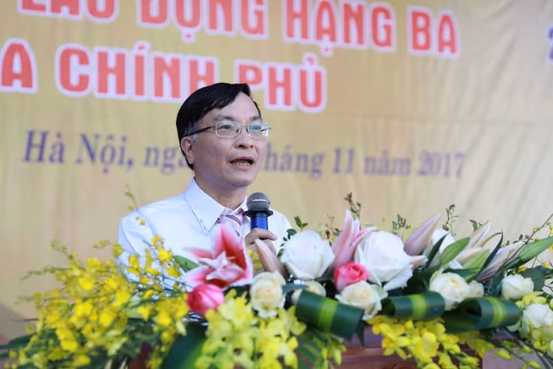 Ông Phạm Văn Đại, Phó GĐ Sở GD&ĐT Hà Nội chúc mừng thầy và trò Trường THPT Phan Huy Chú