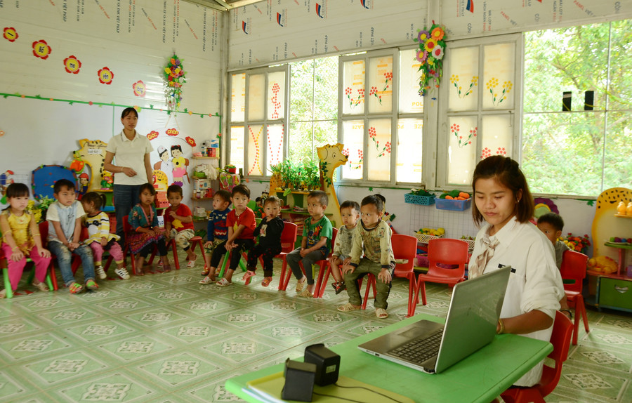 Nhờ có điện, giáo viên Trường Mầm non Tênh Phông, huyện Tuần Giáo sử dụng máy tính trong giảng dạy.