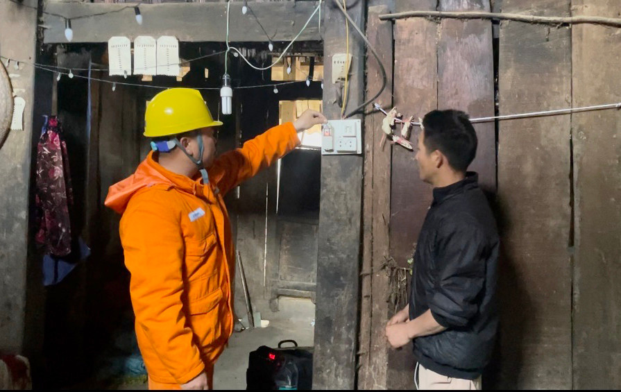 Cán bộ điện lực hỗ trợ người dân thôn Củ Dỉ Sang, xã Tả Phìn, huyện Tủa Chùa lắp đặt hệ thống điện trong gia đình.