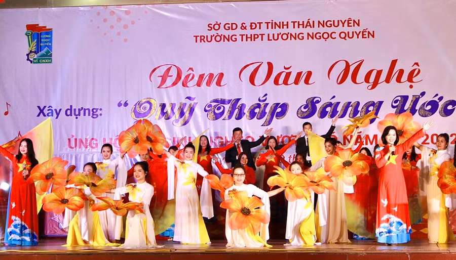 Thắp sáng ước mơ đến trường cho học sinh có hoàn cảnh khó khăn.