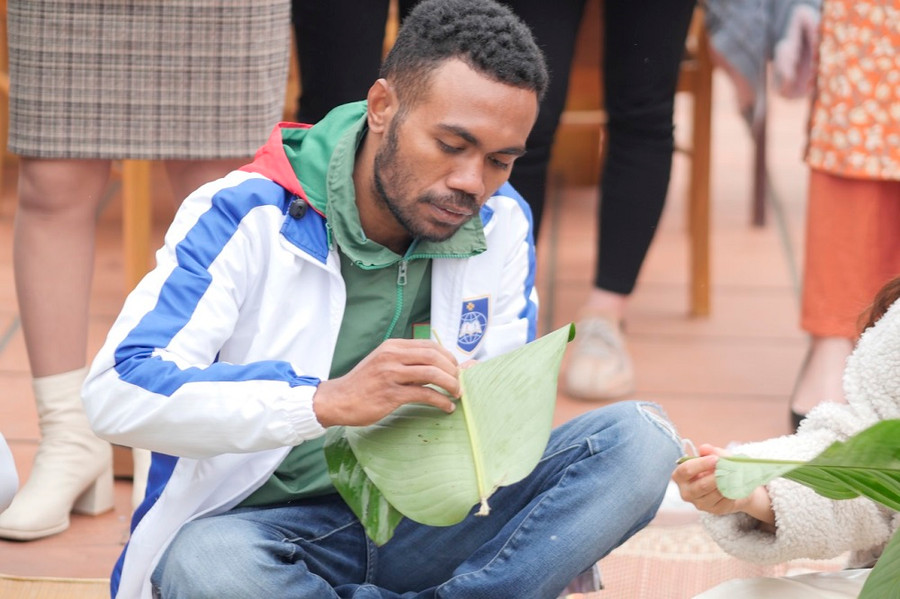 Sinh viên khoa Quốc tế, Đại học Thái Nguyên hào hứng với trải nghiệm gói bánh chưng.