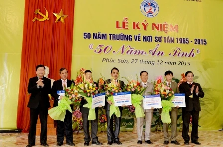 Đại diện nhà trường tặng quà tri ân địa phương nơi sơ tán