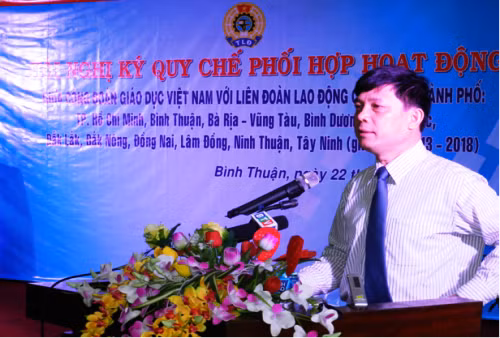 Đồng chí Trần Công Phong báo cáo đề dẫn, định hướng những vấn đề đại biểu cần tập trung thảo luận tại Hội nghị